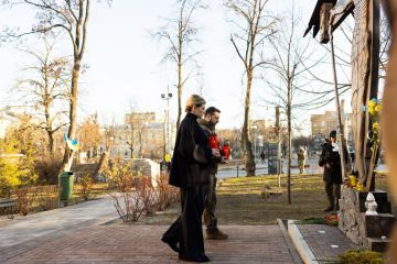 Президент і перша леді вшанували пам'ять Героїв Небесної Сотні Президент і перша леді вшанували пам'ять Героїв Небесної Сотні