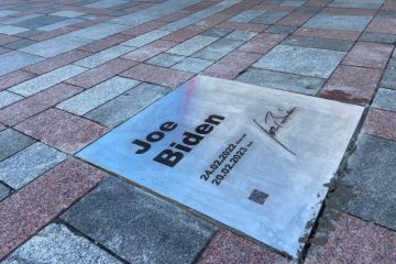 Дошку з ім'ям Джо Байдена встановили у Києві на Алеї сміливості Дошку з ім'ям Джо Байдена встановили у Києві на Алеї сміливості