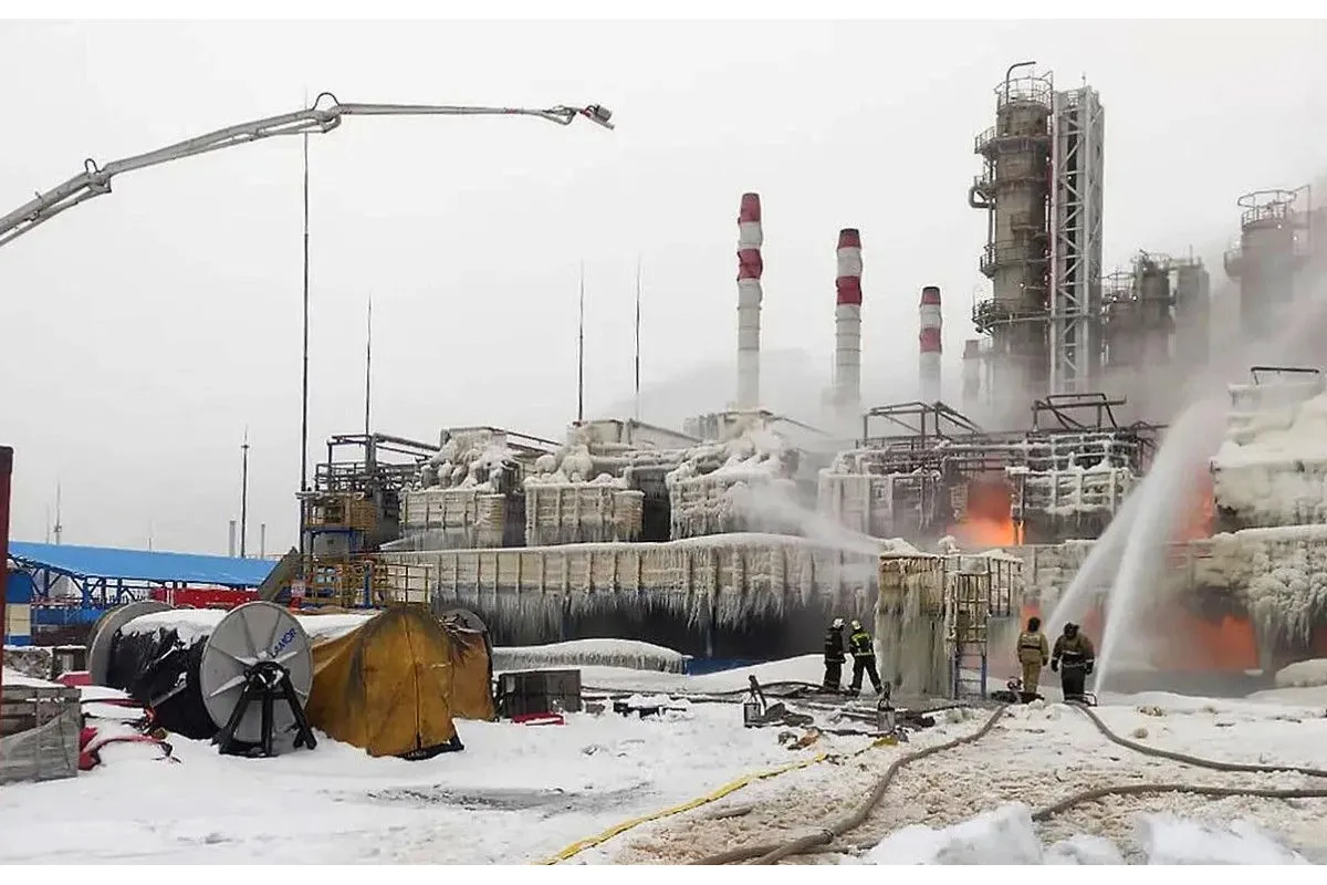 Нафтопереробні заводи Російської Федерації, які постраждали від атак дронів, зменшили обсяги переробки нафти, а деякі з них досі не відновили свою роботу, повідомляє агентство Bloomberg