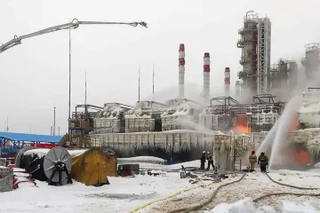 ​Нафтопереробні заводи Російської Федерації, які постраждали від атак дронів, зменшили обсяги переробки нафти, а деякі з них досі не відновили свою роботу, повідомляє агентство Bloomberg
