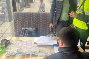 У Києві затримали директора парку, який вимагав $2 тис. за розміщення пункту незламності У Києві затримали директора парку, який вимагав $2 тис. за розміщення пункту незламності