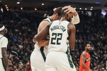 Центровий "Мілуокі" оформив видовищний слемданк на повороті: момент дня в НБА Центровий "Мілуокі" оформив видовищний слемданк на повороті: момент дня в НБА