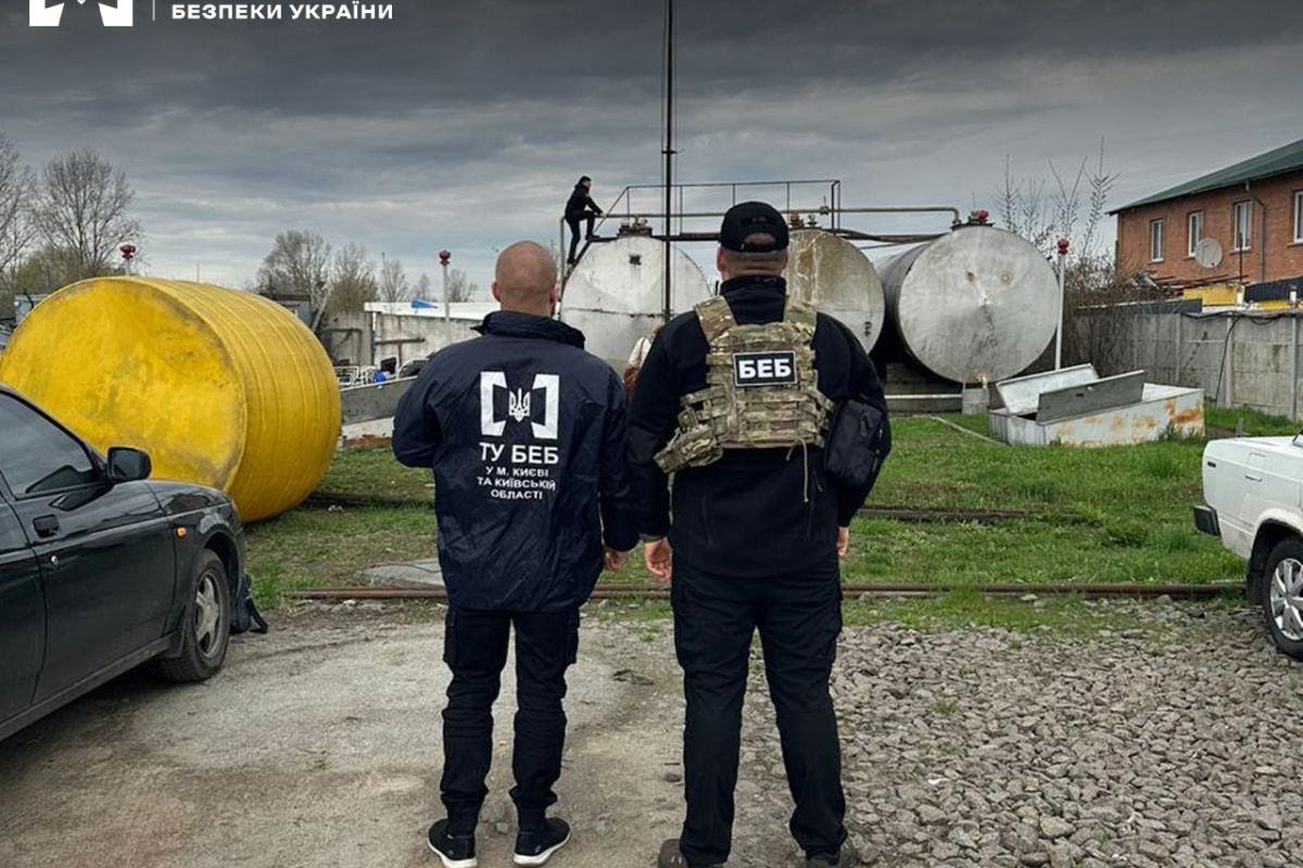 БЕБ припинило масштабне виробництво контрафактного пального: вилучено 135 тис. літрів БЕБ припинило масштабне виробництво контрафактного пального: вилучено 135 тис. літрів