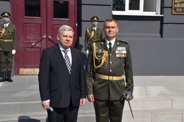 «Хто прагне вищої посади – повинен мати відповідну освіту» – Міністр оборони Андрій Таран під час випуску слухачів Національного університету оборони України «Хто прагне вищої посади – повинен мати відповідну освіту» – Міністр оборони Андрій Таран під час випуску слухачів Національного університету оборони України