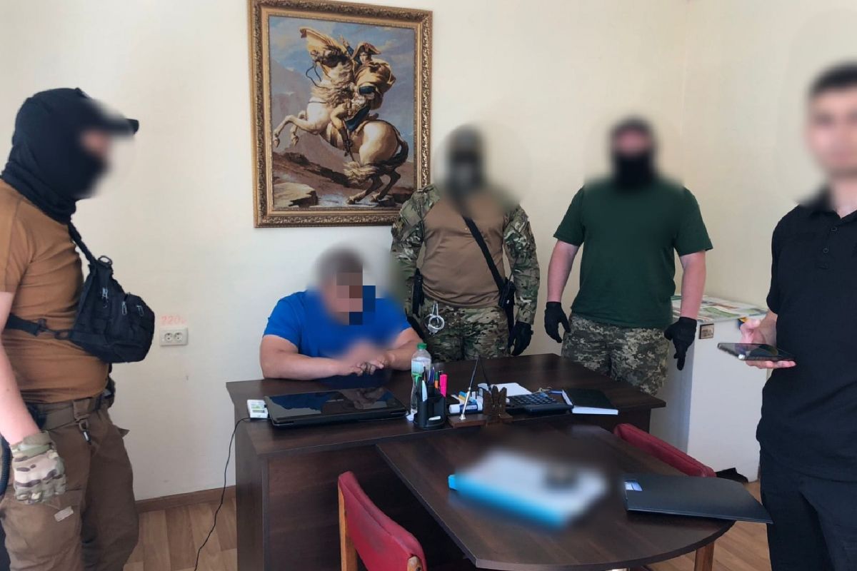 Посадовця комунального підприємства викрито на хабарі від підприємця за надання в оренду складських приміщень Посадовця комунального підприємства викрито на хабарі від підприємця за надання в оренду складських приміщень