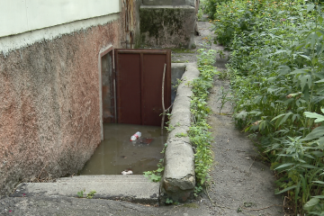 Дніпряни перекрили проспект Поля через каналізаційну аварію Дніпряни перекрили проспект Поля через каналізаційну аварію