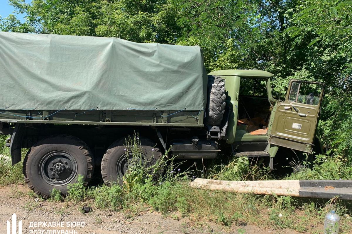 На Дніпропетровщині вантажівка Нацгвардії протаранила легковик: серед загиблих 12-річна дівчинка На Дніпропетровщині вантажівка Нацгвардії протаранила легковик: серед загиблих 12-річна дівчинка