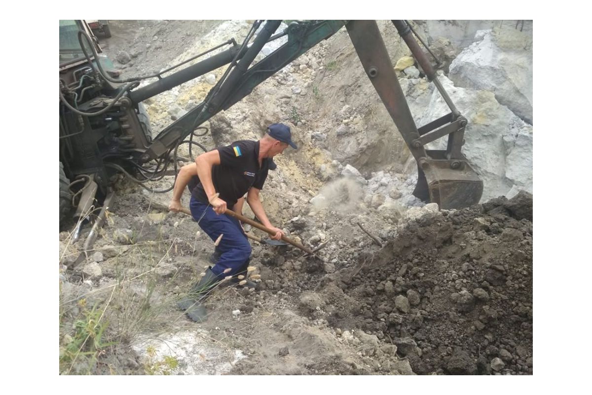На Дніпропетровщині чоловіка й дитину засипало піском на стихійному кар`єрі На Дніпропетровщині чоловіка й дитину засипало піском на стихійному кар`єрі