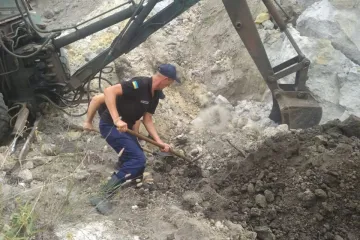 ​На Дніпропетровщині чоловіка й дитину засипало піском на стихійному кар`єрі