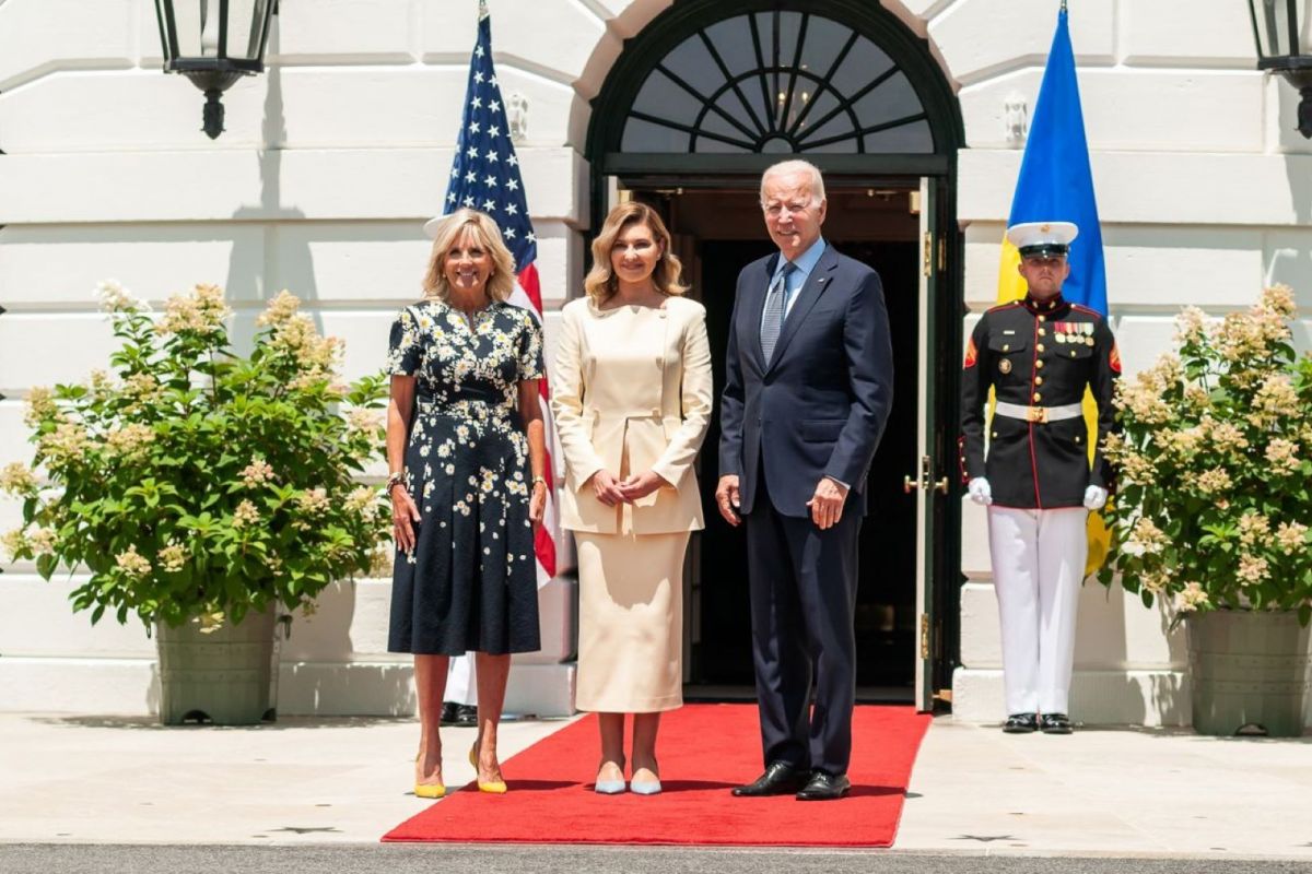 Перша леді України Олена Зеленська зустрілася в Білому домі з американською першою леді Джилл Байден і президентом США Джо Байденом Перша леді України Олена Зеленська зустрілася в Білому домі з американською першою леді Джилл Байден і президентом США Джо Байденом