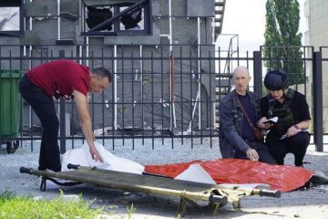 Батько 13-річного хлопчика, який загинув сьогодні у Харкові, читає молитву над його тілом Батько 13-річного хлопчика, який загинув сьогодні у Харкові, читає молитву над його тілом