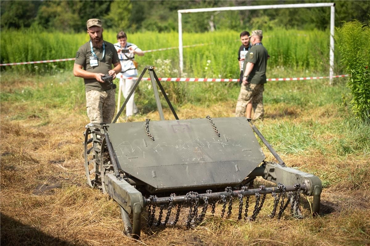 Українські косарки для замінованих полів вже випробували на полігоні Українські косарки для замінованих полів вже випробували на полігоні