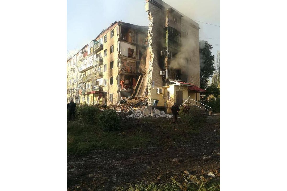 У Бахмуті під завалами багатоповерхівки шукають людей У Бахмуті під завалами багатоповерхівки шукають людей