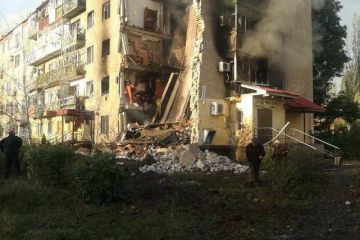 У Бахмуті під завалами багатоповерхівки шукають людей У Бахмуті під завалами багатоповерхівки шукають людей