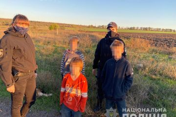 Поліцейські повернули додому дітей, які вирішили помандрувати з Марганця в Запоріжжя Поліцейські повернули додому дітей, які вирішили помандрувати з Марганця в Запоріжжя