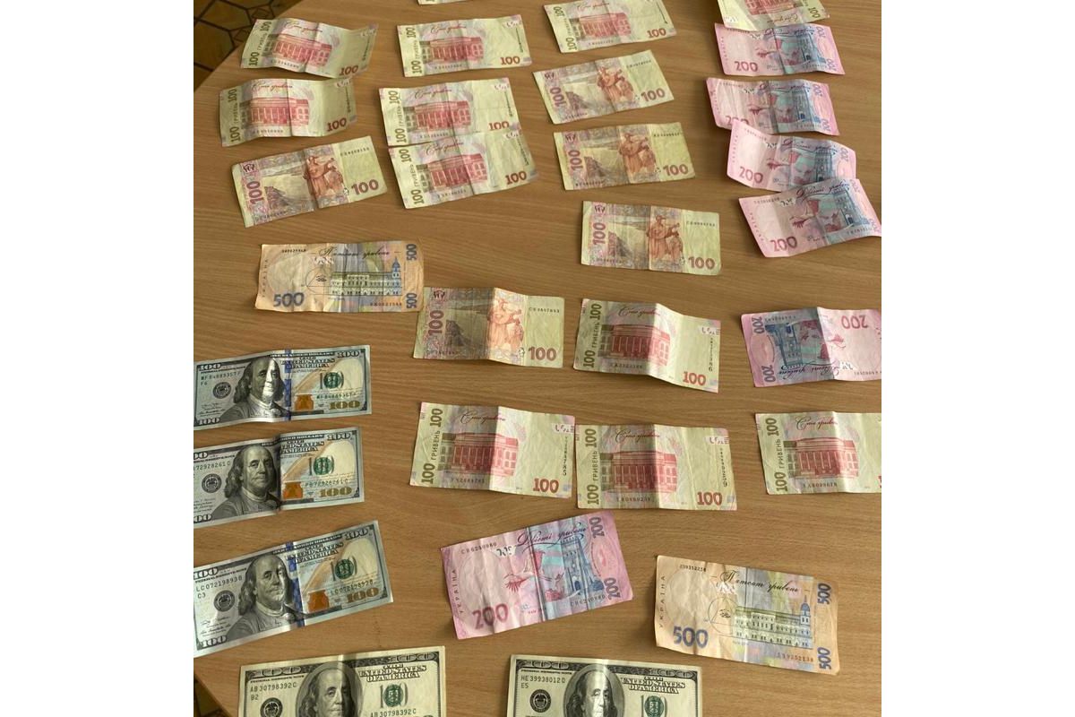У Дніпрі затримали чоловіка, який намагався підкупити поліцейського У Дніпрі затримали чоловіка, який намагався підкупити поліцейського