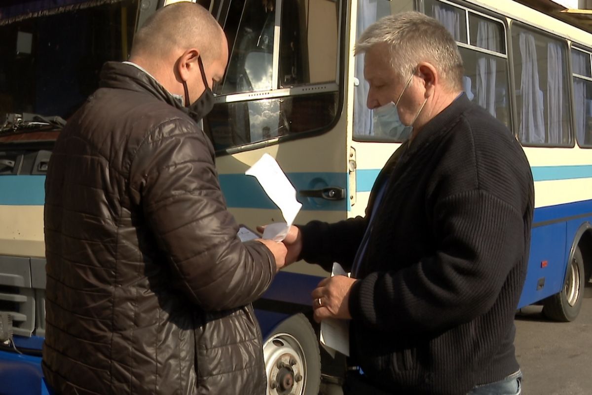 Саморобні дезінфектори та пасажири без масок: у Дніпрі на Центральному вокзалі провели санітарний рейд Саморобні дезінфектори та пасажири без масок: у Дніпрі на Центральному вокзалі провели санітарний рейд