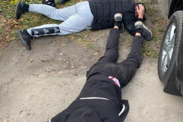 10 тис доларів США неіснуючого боргу – на Київщині затримано осіб, що вимагали гроші від приватного підприємця  10 тис доларів США неіснуючого боргу – на Київщині затримано осіб, що вимагали гроші від приватного підприємця