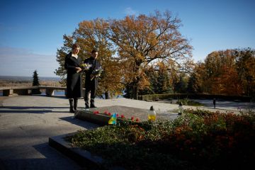 В Каневе Владимир и Елена Зеленские почтили память Кобзаря В Каневе Владимир и Елена Зеленские почтили память Кобзаря