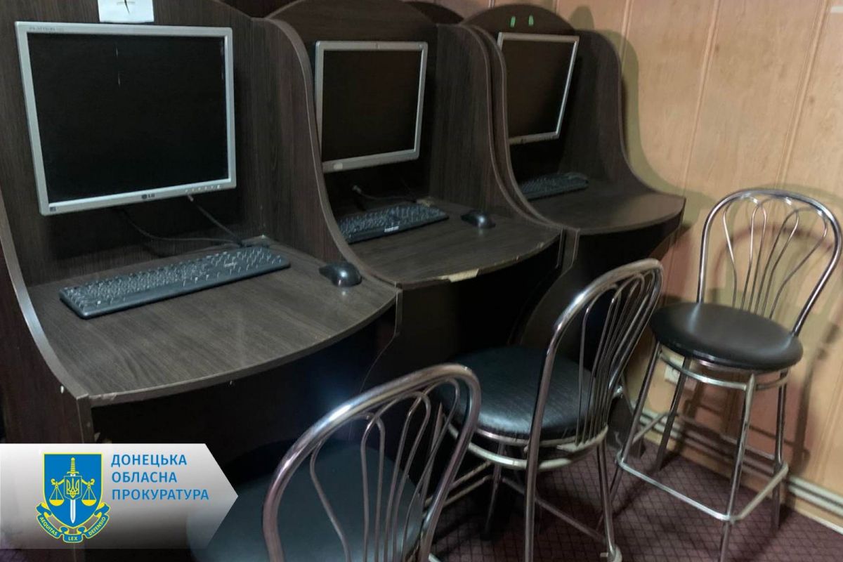 До 150 тис грн за день роботи підпільного грального закладу – на Донеччині підозрюється організована група осіб (ФОТО) До 150 тис грн за день роботи підпільного грального закладу – на Донеччині підозрюється організована група осіб (ФОТО)