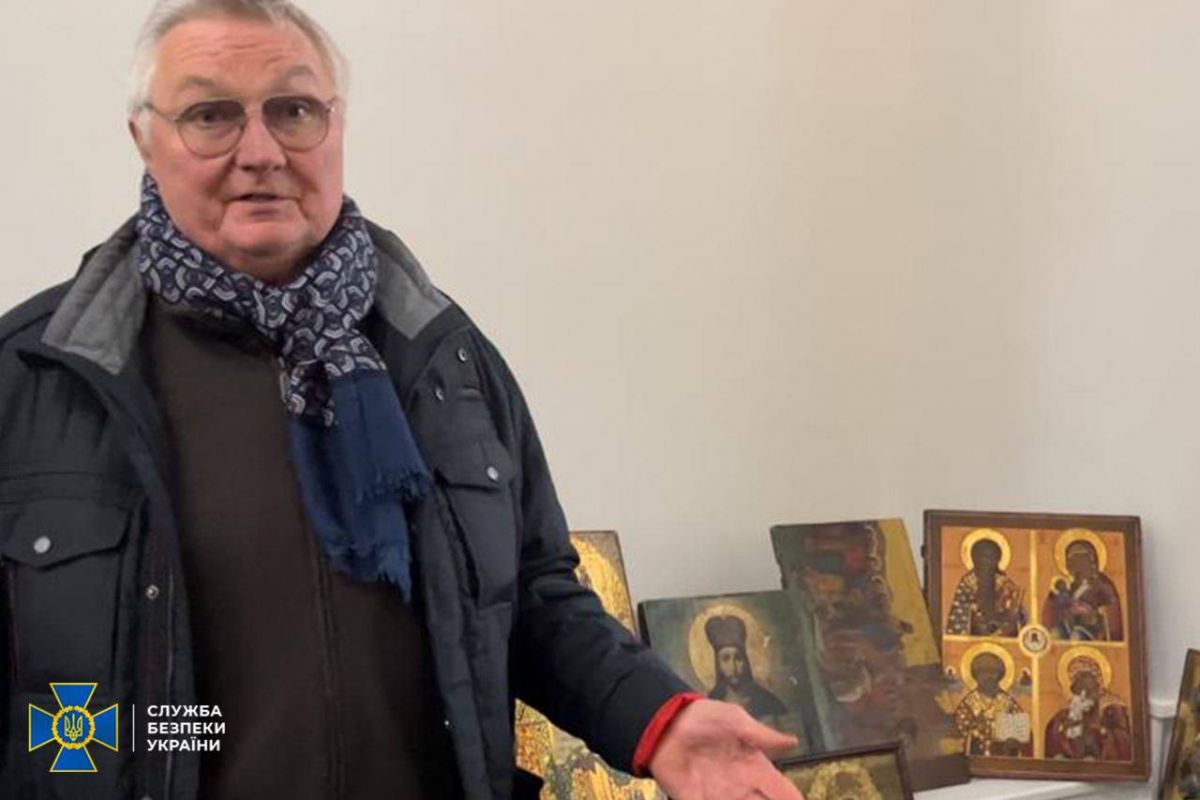 Литовському дипломату повернули колекцію ікон, які рашисти викрали з його резиденції у Херсоні Литовському дипломату повернули колекцію ікон, які рашисти викрали з його резиденції у Херсоні