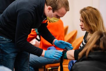 "Мистецтво порятунку" – в Одесі та Києві всіх охочих навчали домедичній допомозі "Мистецтво порятунку" – в Одесі та Києві всіх охочих навчали домедичній допомозі