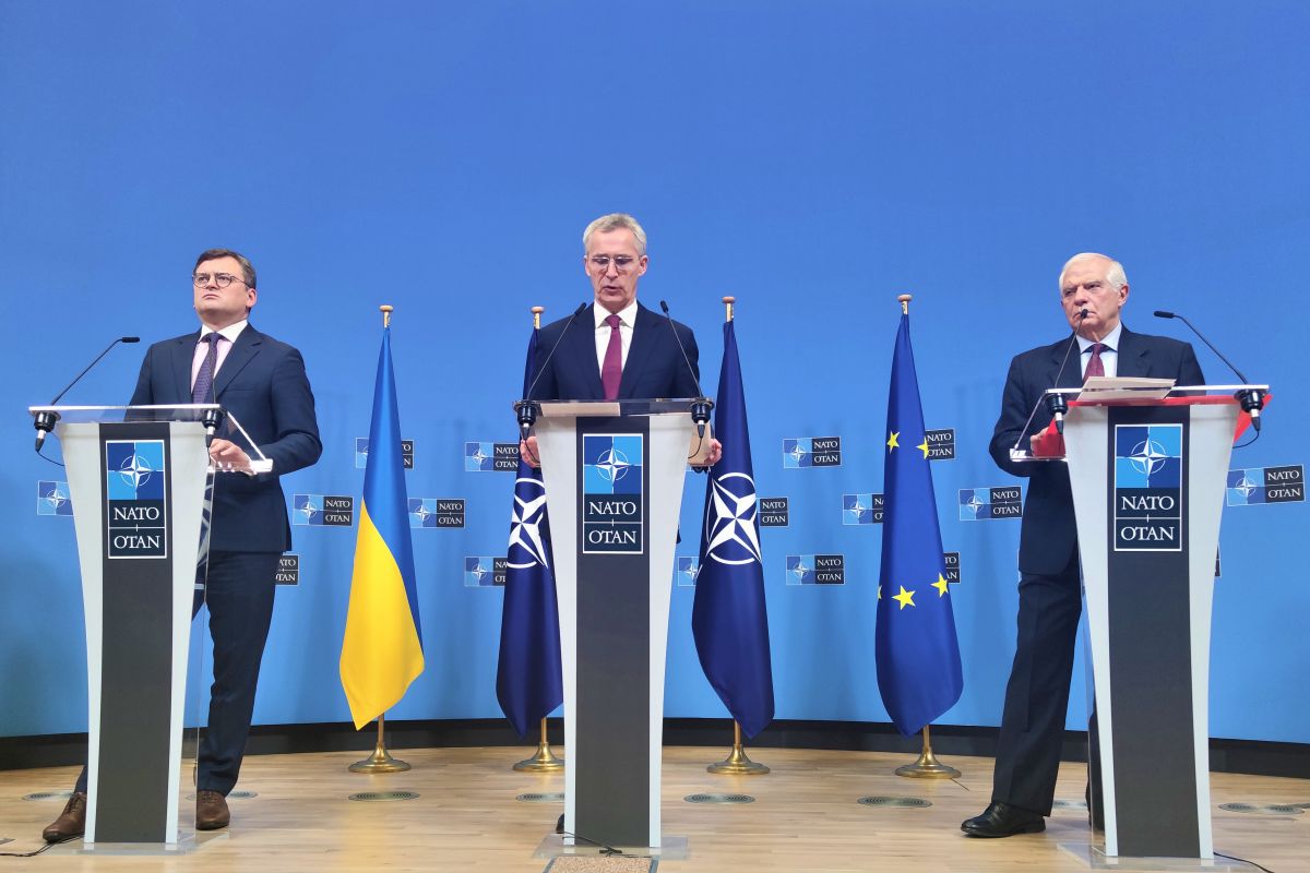 Репортаж з пресконференції НАТО 21 лютого 2023 року за участю міністра МЗС України Дмитра Кулеби, генерального секретаря НАТО Єнса Столтенберга та верховного представник Європейського союзу у закордонних справах та політиці безпеки Жозепа Борреля Репортаж з пресконференції НАТО 21 лютого 2023 року за участю міністра МЗС України Дмитра Кулеби, генерального секретаря НАТО Єнса Столтенберга та верховного представник Європейського союзу у закордонних справах та політиці безпеки Жозепа Борреля