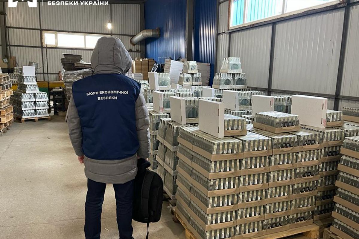 БЕБ викрило масштабне підпільне виробництво горілчаних виробів на Кіровоградщині БЕБ викрило масштабне підпільне виробництво горілчаних виробів на Кіровоградщині