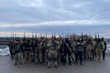 ДНІПРОВСЬКИЙ «АЗОВ» ПРОДОВЖУЄ СЛАВЕТНІ УКРАЇНСЬКІ ТРАДИЦІЇ ДНІПРОВСЬКИЙ «АЗОВ» ПРОДОВЖУЄ СЛАВЕТНІ УКРАЇНСЬКІ ТРАДИЦІЇ