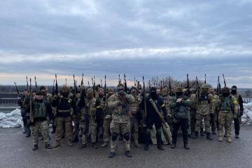 ДНІПРОВСЬКИЙ «АЗОВ» ПРОДОВЖУЄ СЛАВЕТНІ УКРАЇНСЬКІ ТРАДИЦІЇ ДНІПРОВСЬКИЙ «АЗОВ» ПРОДОВЖУЄ СЛАВЕТНІ УКРАЇНСЬКІ ТРАДИЦІЇ