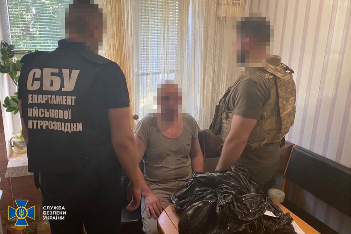 За матеріалами СБУ 15 років тюрми отримав зрадник, який «зливав» позиції ЗСУ своєму сину-військовослужбовцю рф За матеріалами СБУ 15 років тюрми отримав зрадник, який «зливав» позиції ЗСУ своєму сину-військовослужбовцю рф