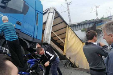 Под Никополем мост рухнул в воду вместе с фурой: детали и фото происшествия Под Никополем мост рухнул в воду вместе с фурой: детали и фото происшествия