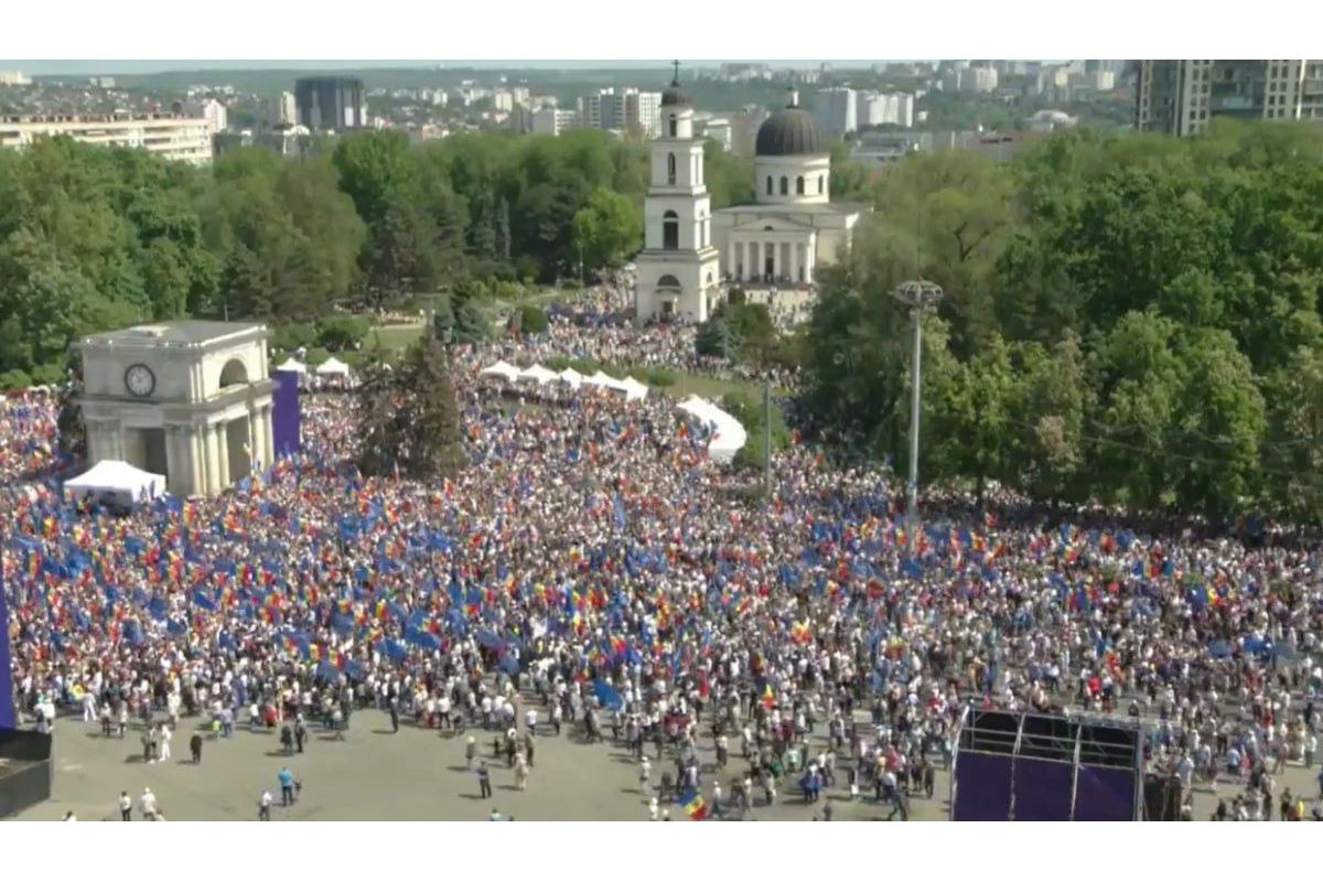 У центрі Кишинева зібрались громадяни на підтримку євроінтеграції Молдови