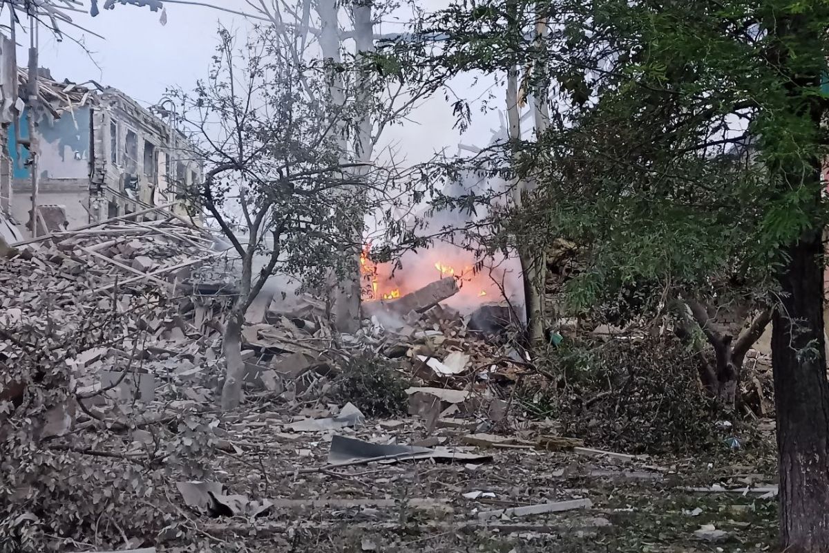 Окупанти випустили 7 ракет по Миколаєву та зруйнували школи на Донеччині Окупанти випустили 7 ракет по Миколаєву та зруйнували школи на Донеччині