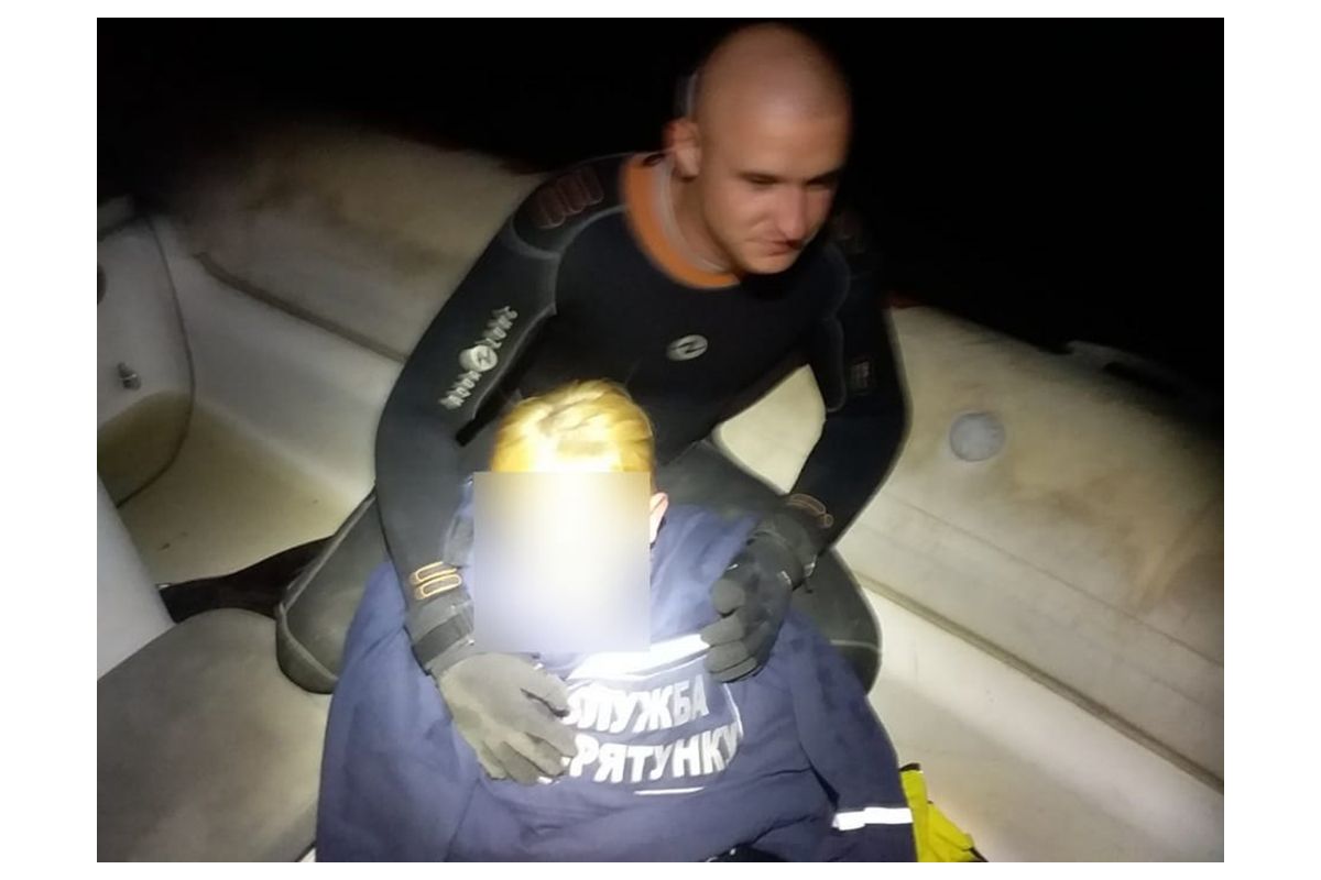 У Дніпрі водолази врятували підлітка, який стрибнув з Нового мосту У Дніпрі водолази врятували підлітка, який стрибнув з Нового мосту