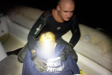 У Дніпрі водолази врятували підлітка, який стрибнув з Нового мосту У Дніпрі водолази врятували підлітка, який стрибнув з Нового мосту