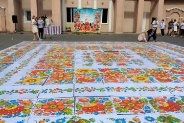 На Дніпропетровщині склали найбільше мозаїчне панно з петриківським розписом На Дніпропетровщині склали найбільше мозаїчне панно з петриківським розписом