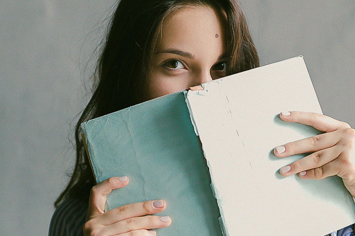 Вчителька не стримала емоцій та тріснула школярку книгою по голові Вчителька не стримала емоцій та тріснула школярку книгою по голові
