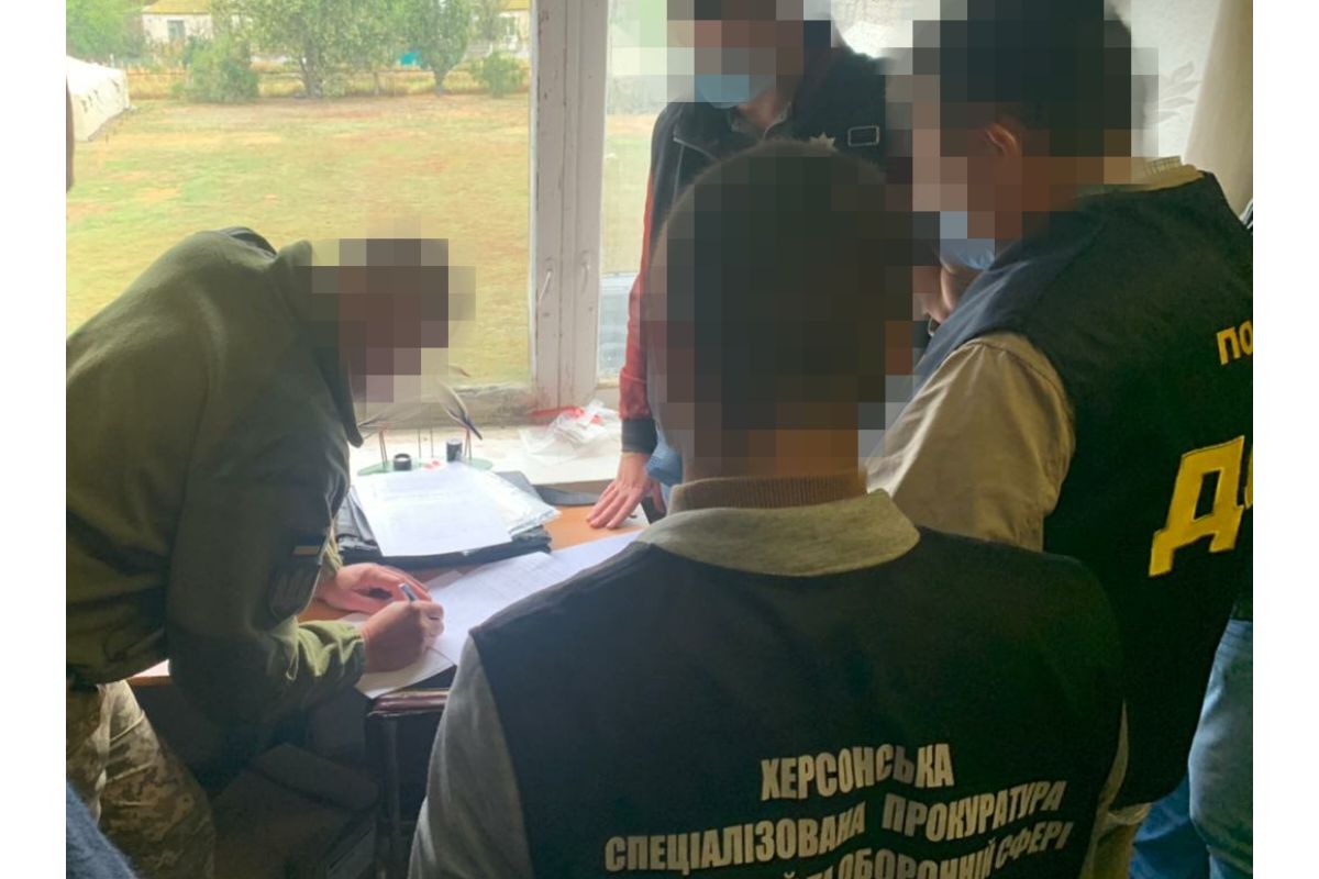 Інформаційне агентство : Заохочення по-армійські: на Херсонщині командира дивізіону військової частини викрито на хабарництві Інформаційне агентство : Заохочення по-армійські: на Херсонщині командира дивізіону військової частини викрито на хабарництві