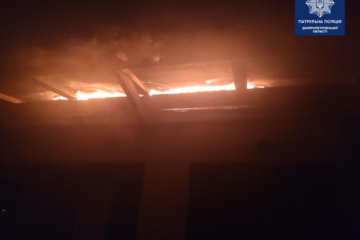 У Дніпрі патрульні з рятувальниками вивели з задимленого будинку трьох дітей У Дніпрі патрульні з рятувальниками вивели з задимленого будинку трьох дітей