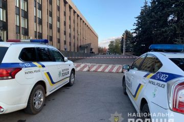 У Кривому Розі чоловік напідпитку вирішив «замінувати» виконком У Кривому Розі чоловік напідпитку вирішив «замінувати» виконком