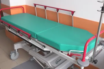 ​Благодійники подарували дитячій лікарні ліжко для транспортування хворих