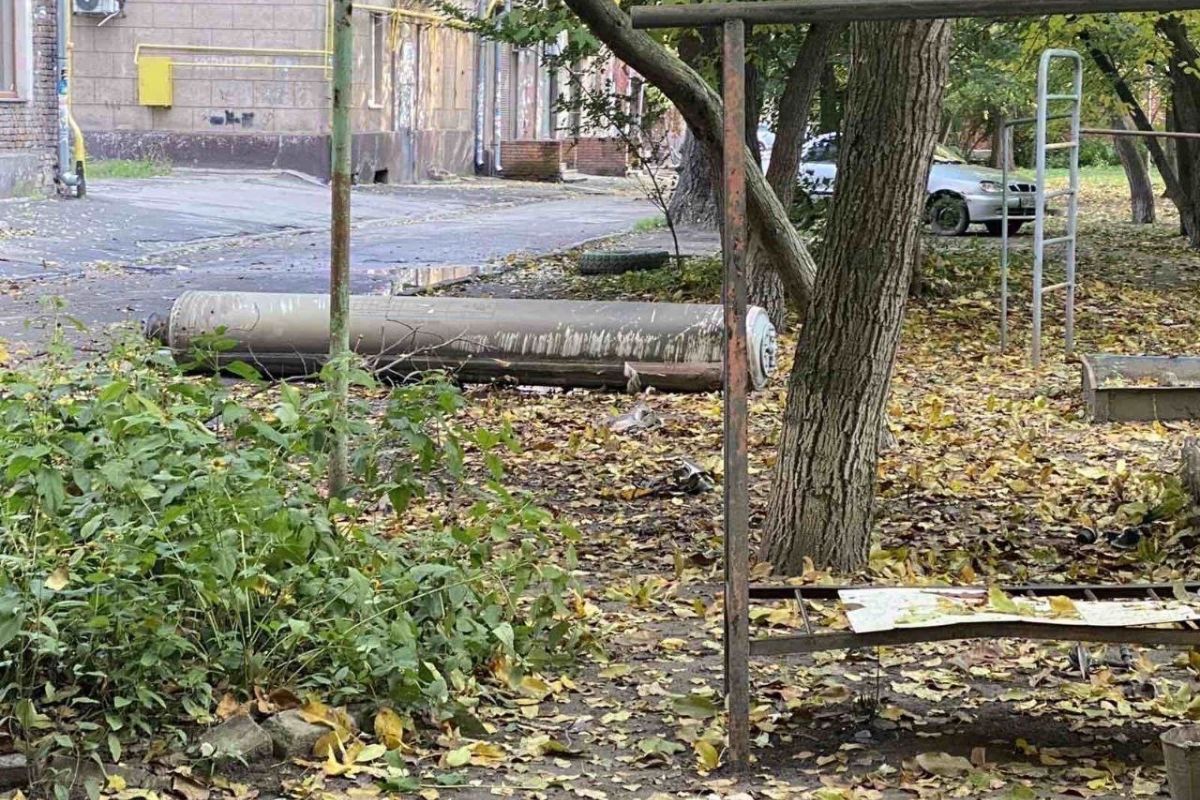 В результаті ворожої атаки на Запоріжжя троє людей постраждали В результаті ворожої атаки на Запоріжжя троє людей постраждали