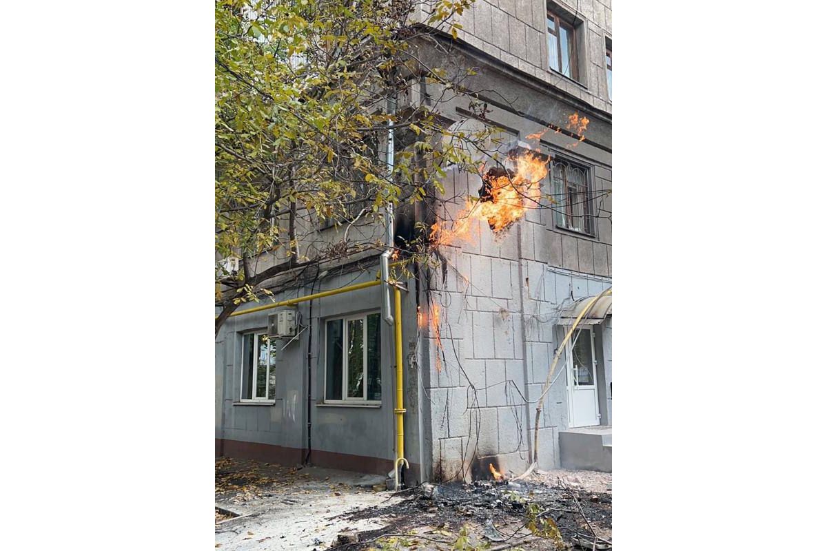 У Запоріжжі ворожа ракета влучила у п'ятиповерховий житловий будинок У Запоріжжі ворожа ракета влучила у п'ятиповерховий житловий будинок