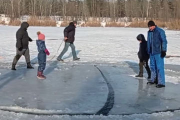 Незвичайний атракціон у Дніпрі: люди зробили з льоду карусель! Незвичайний атракціон у Дніпрі: люди зробили з льоду карусель!