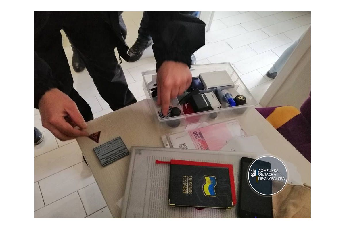 У Краматорську викрито злочинну схему з реалізації фальшивих довідок на COVID-19 У Краматорську викрито злочинну схему з реалізації фальшивих довідок на COVID-19
