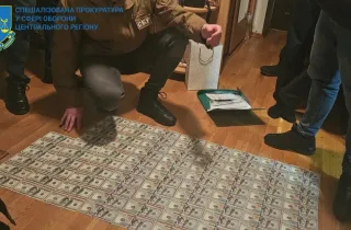 5 тис. доларів за визнання непридатним до військової служби: повідомлено про підозру колишньому голові ВЛК Чернігівського ОТЦК та СП