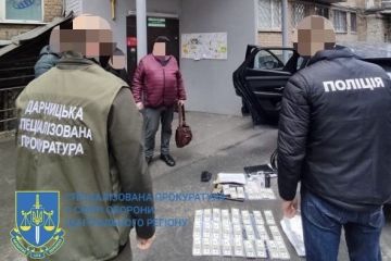 600 тис. доларів США хабара: затримано двох посадовців  600 тис. доларів США хабара: затримано двох посадовців
