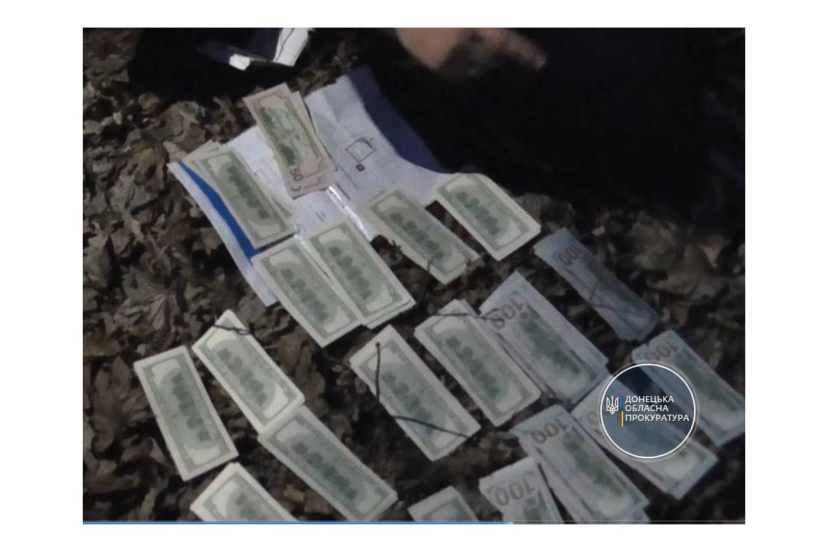 Взято під варту чоловіка, який викрав у знайомого 20 тис доларів США і 5100 євро (ФОТО) Взято під варту чоловіка, який викрав у знайомого 20 тис доларів США і 5100 євро (ФОТО)
