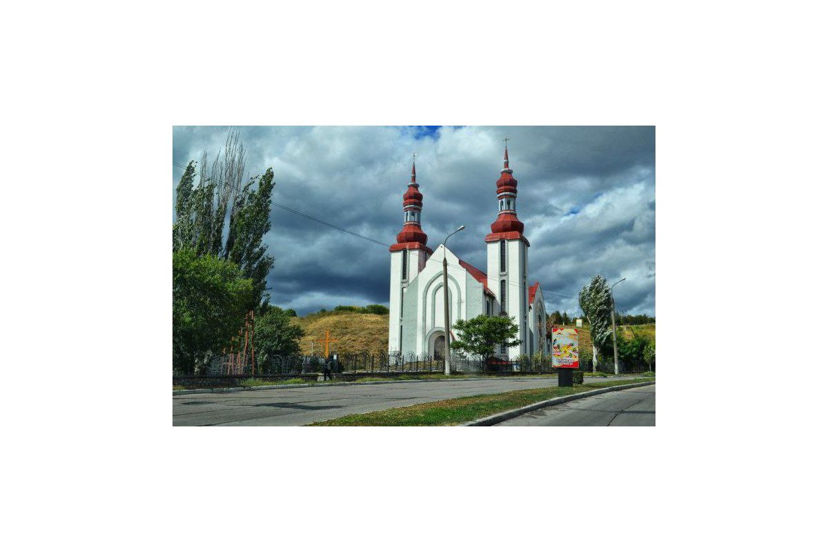 В окупованому Бердянську росіяни захопили римо-католицький храм Різдва Пресвятої Діви Марії В окупованому Бердянську росіяни захопили римо-католицький храм Різдва Пресвятої Діви Марії